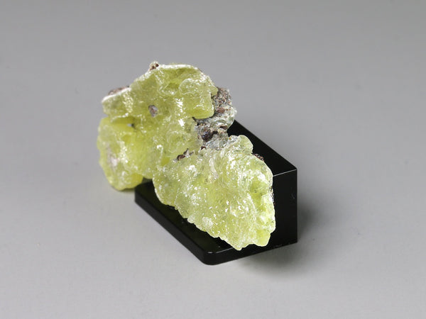 Side view, Yellow brucite mineral specimen, 1:12 display